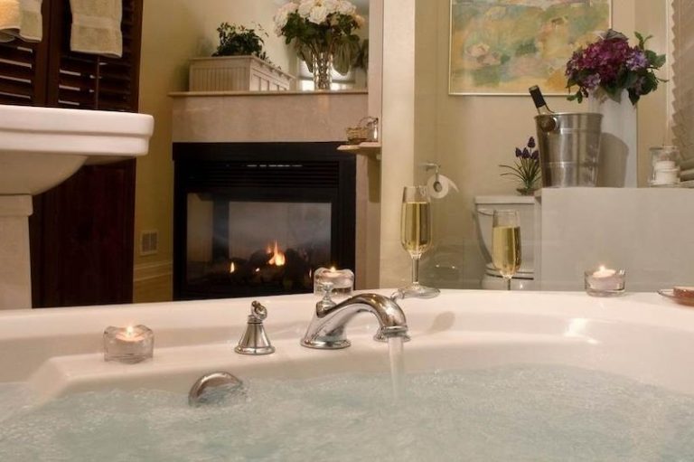 jacuzzi and fireplace in room