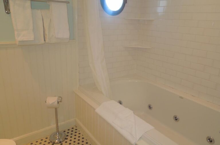 jetted tub en suite in cape cod ma