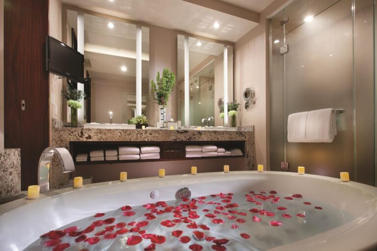 romantic jacuzzi suite