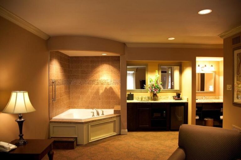 hotel with jacuzzi in room in new orleans