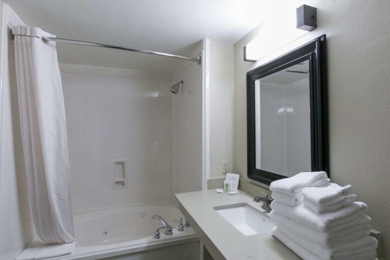 jacuzzi in room austin x