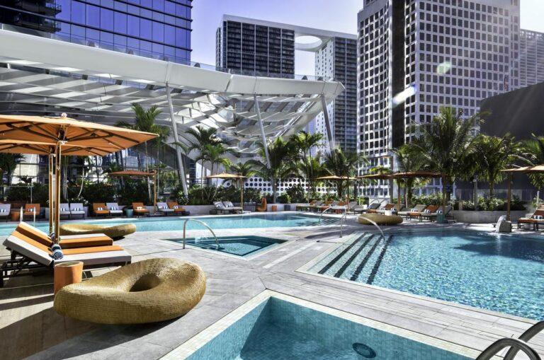 hotel pool and hot tub in miami fl
