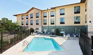 hotel with hot tub and pool in tx