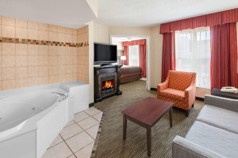 hotel with fireplace and jacuzzi in room