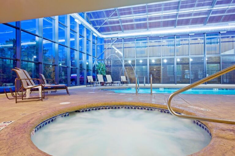 hot tub and pool in nj hotel