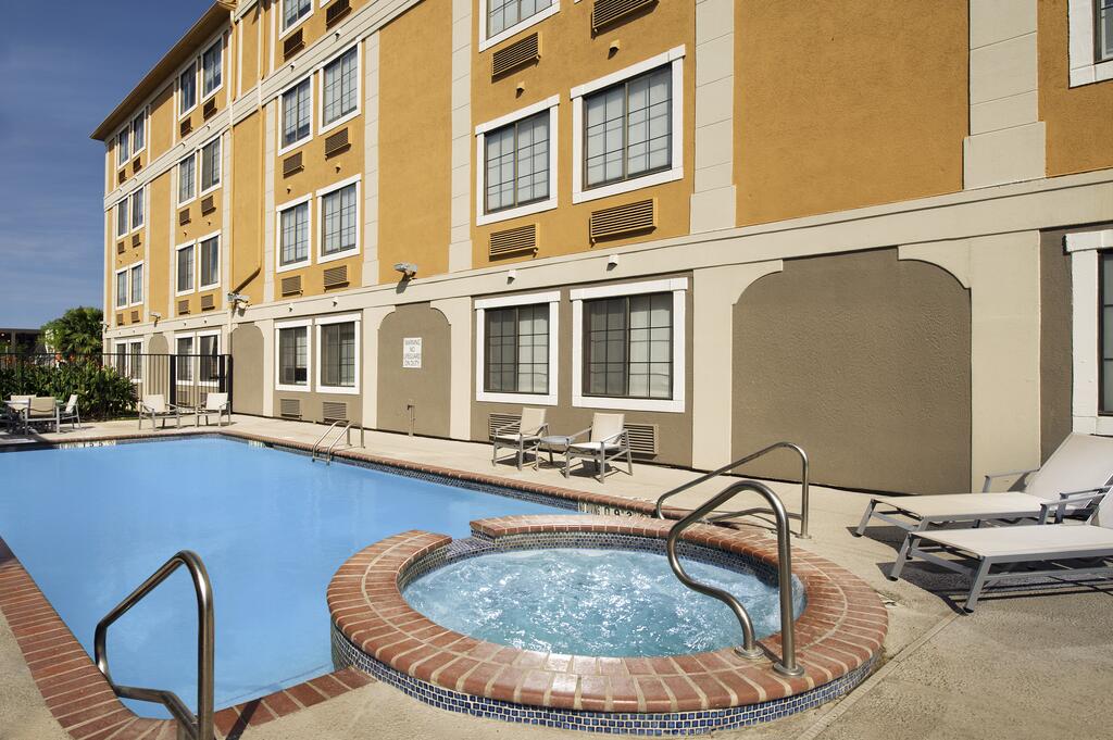 hotel with hot tub and pool in san antonio