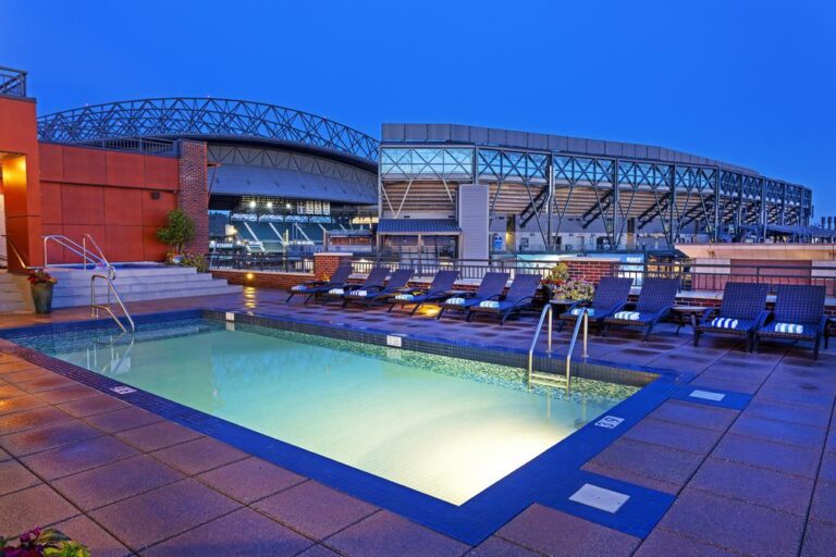seattle wa hotel with pool