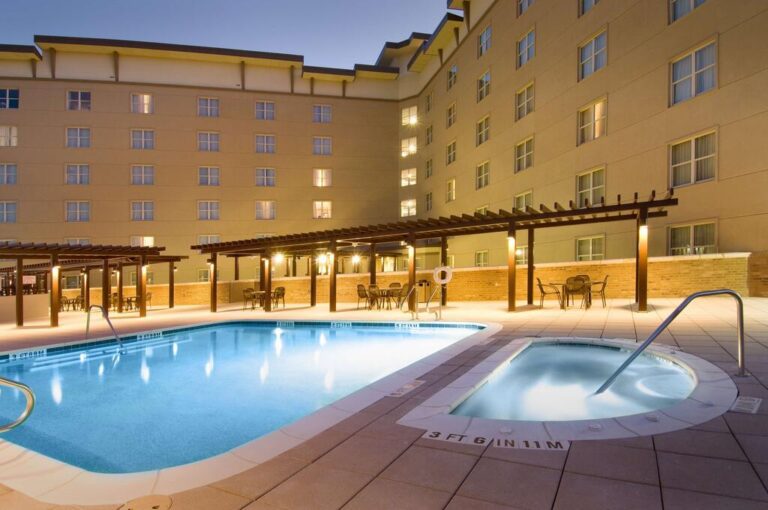 hot tub and pool in san antonio hotel
