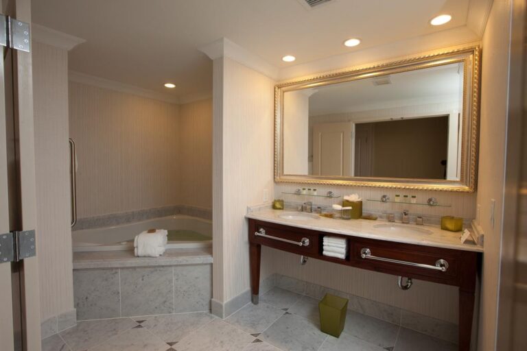 hotels with jacuzzi in room in charleston sc