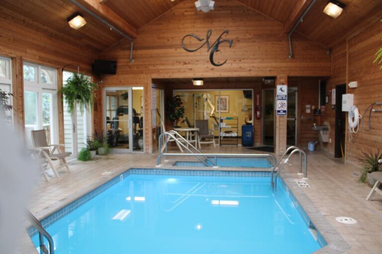 hot tub and pool in lake geneva wi hotel