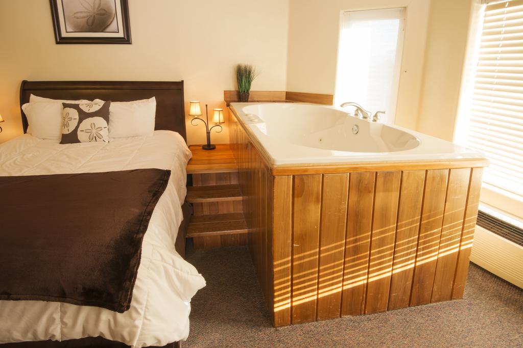 hotel with jacuzzi in room in oregon