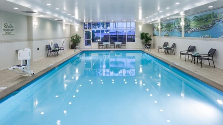 hotel with indoor pool in nashville tn