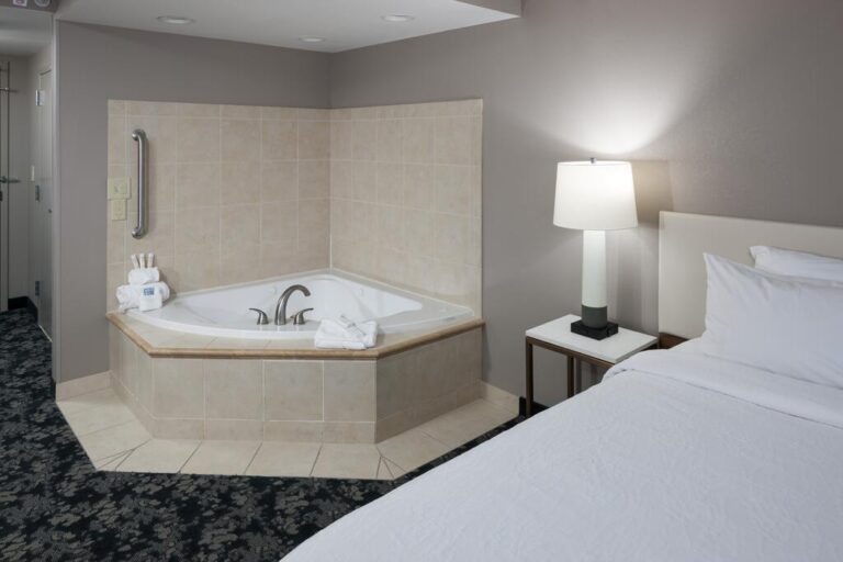 hotels with jacuzzi in room nashville tn