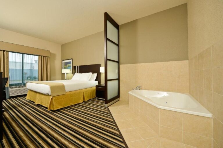 private jacuzzi in room