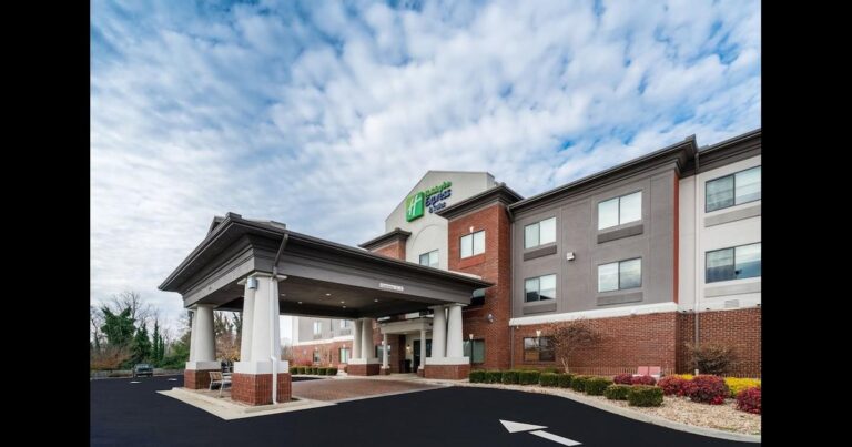 hotels with hot tubs in room in va