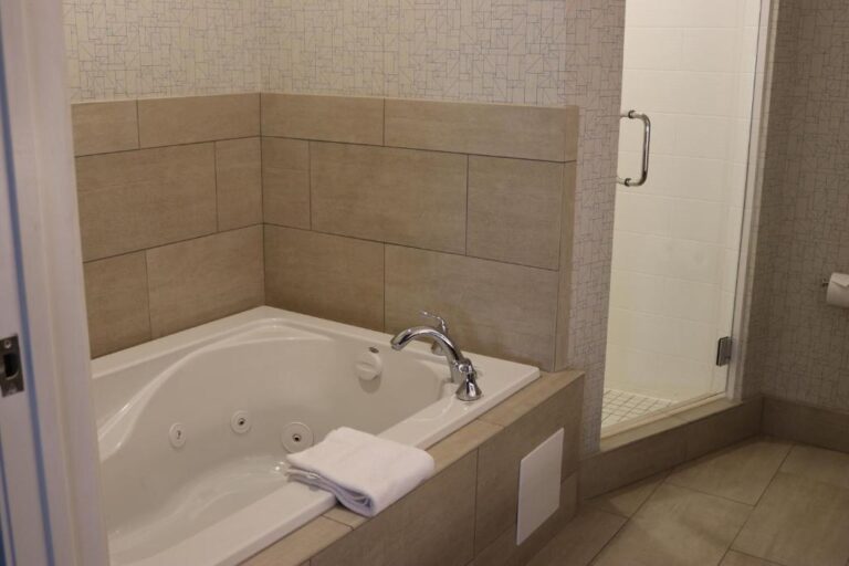 hotels with jacuzzi in room near sacramento ca