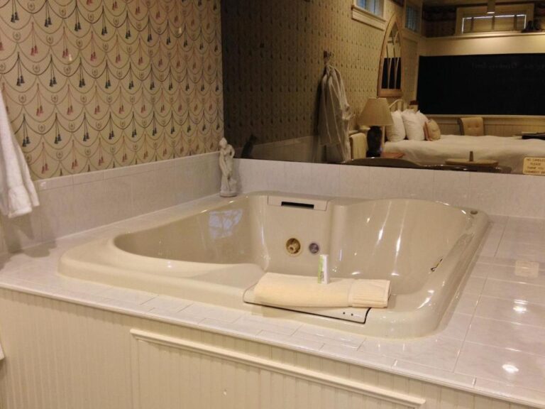 jacuzzi in room in ma