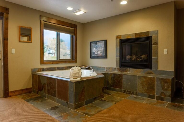 jacuzzi suite in whitefish mt