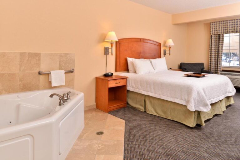 hotel with jacuzzi in room ne