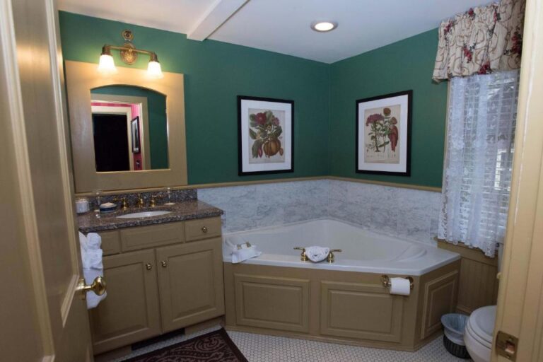 hotels with jacuzzi in room in newport ri