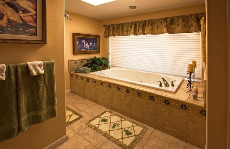 jacuzzi in room in eddy mt