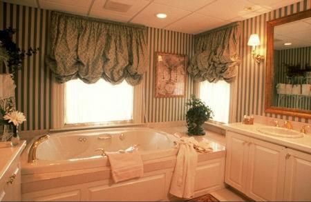 hotels with jacuzzi in room in newport ri