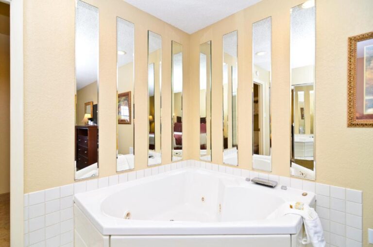 springfield, mo hotels with jacuzzi in room