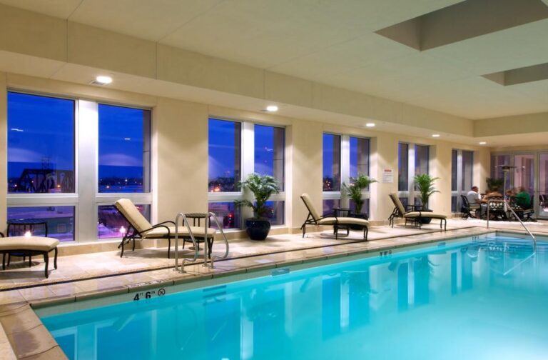 hotel with indoor pool in davenport ia
