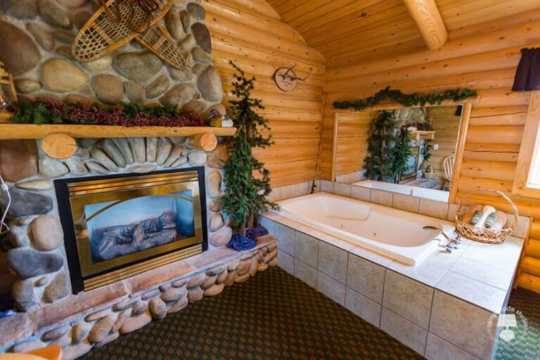 hotels with hot tub in room wyoming