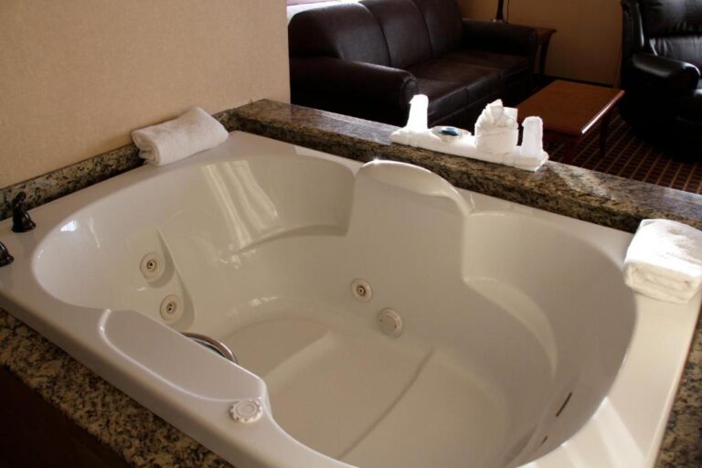jacuzzi suites in grand forks