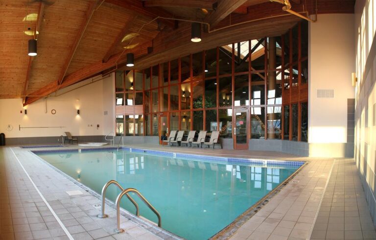 grand forks hotel with indoor pool