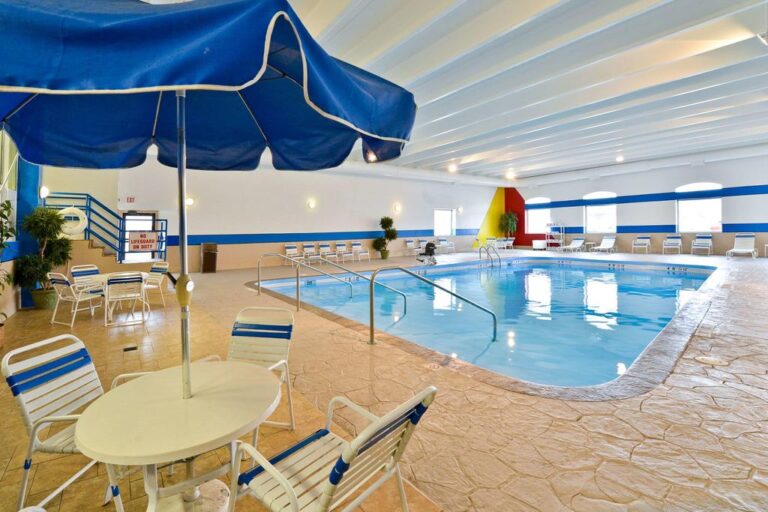 des moines ia hotel with indoor pool