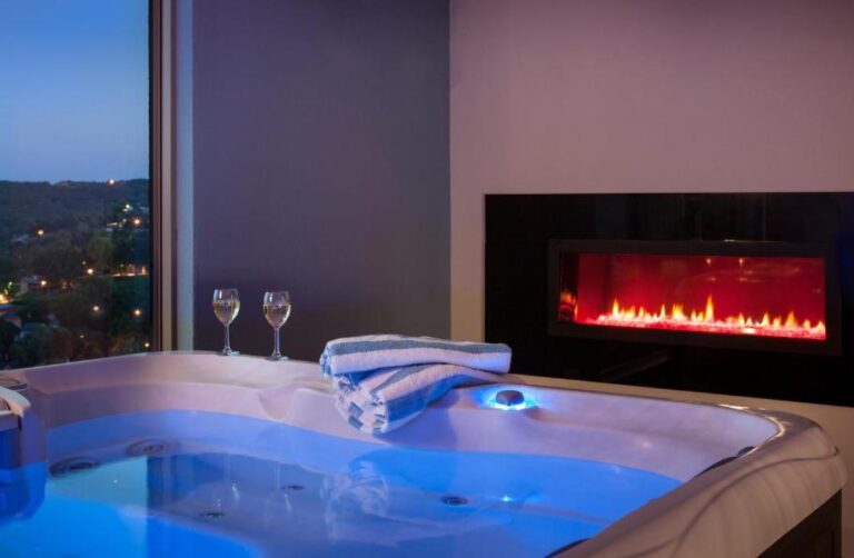 hotels with hot tub and fireplace in room hermann mo