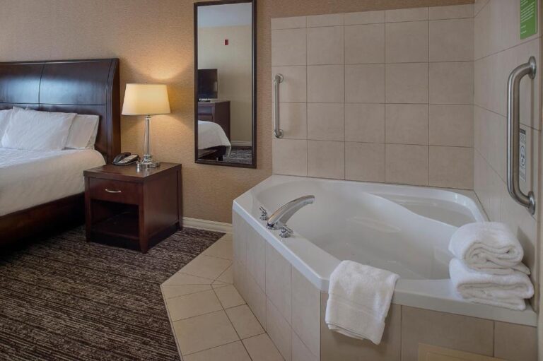 hotel with jacuzzi in room st louis mo