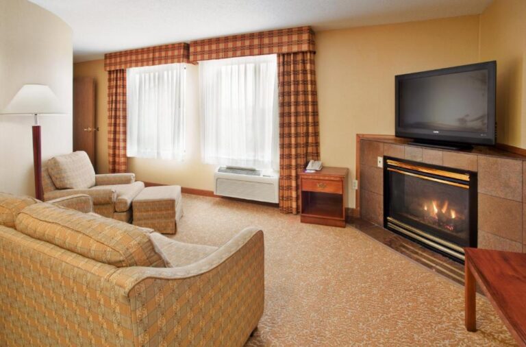 hotel suites with fireplace st louis mo