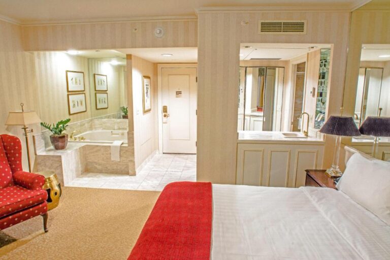 seattle hotels with jacuzzi tub in room