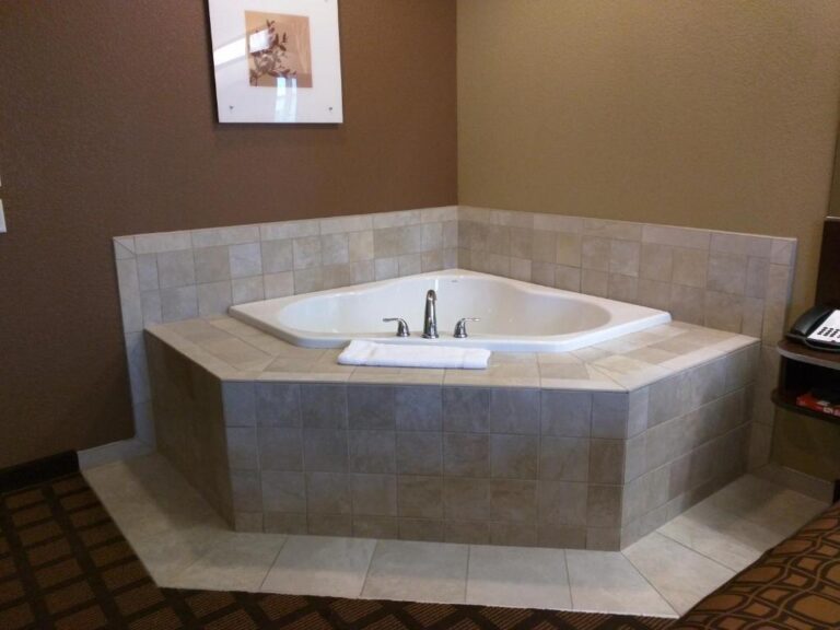 jacuzzi in room in minot nd