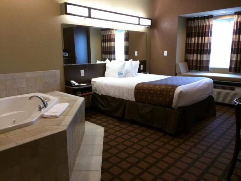 jacuzzi suites in minot nd