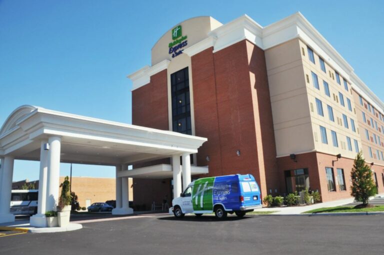 hotels with hot tubs in room in va