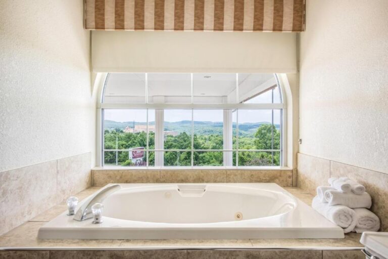 hotel with jacuzzi in room in branson mo