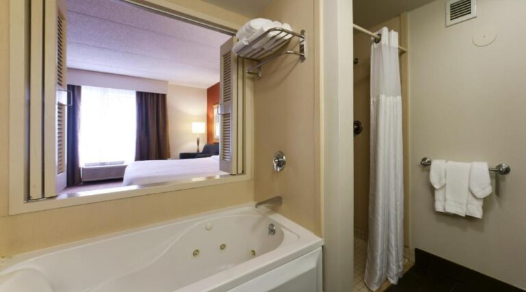 hotel room with jacuzzi nyc