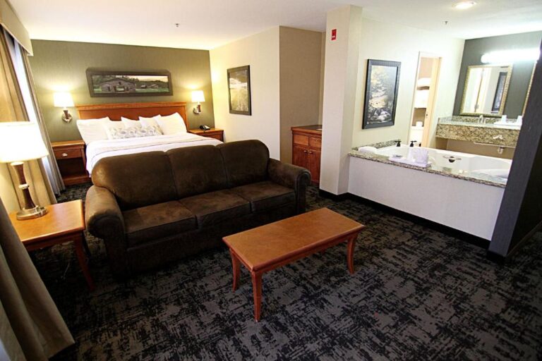 grand forks hotels with jacuzzi suites