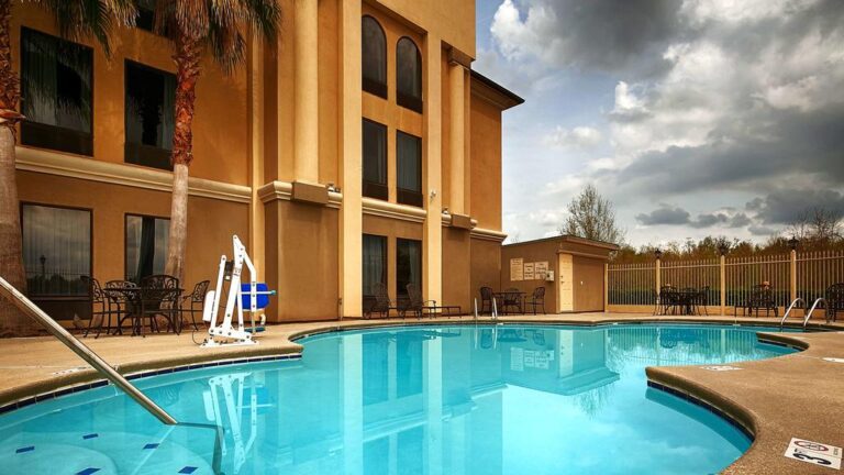 hotels with pool in louisiana
