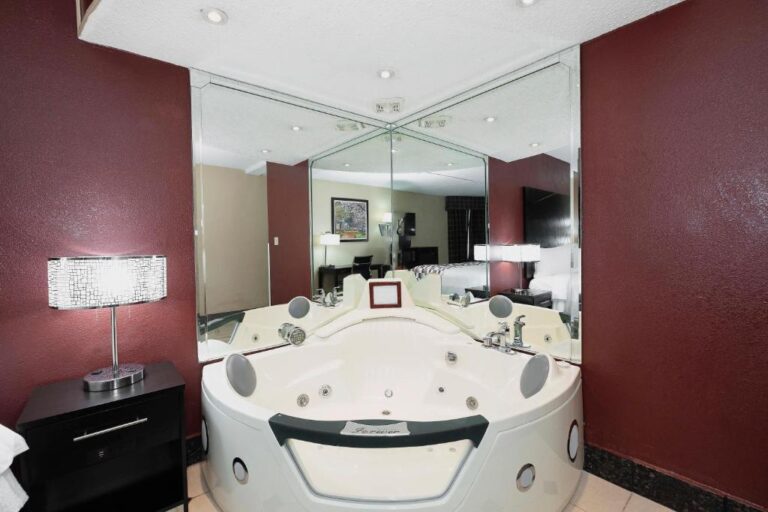 hotels with private hot tubs in room in macon, ga