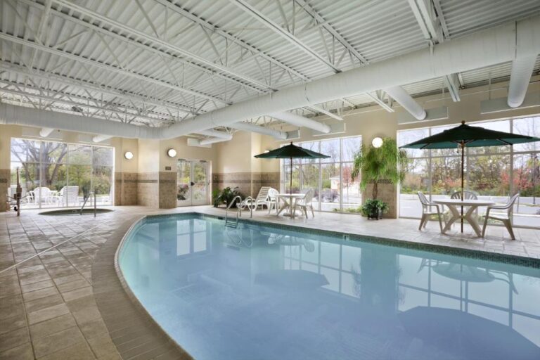 indoor pool and hot tub in country inn and suites pa hotel