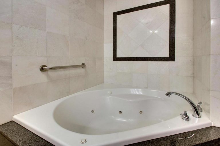 hotels with jacuzzi in room in mo