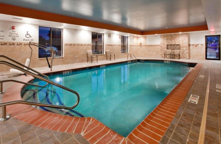 hotel with indoor pool in st louis mo