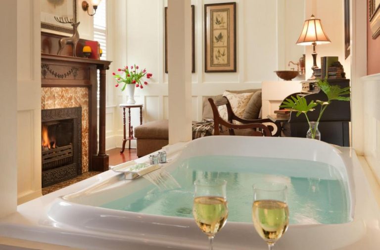 romantic hot tub in room in ga