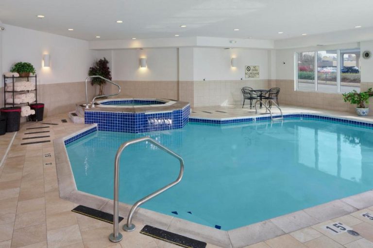 hotels with indoor pool and hot tub in jefferson city mo