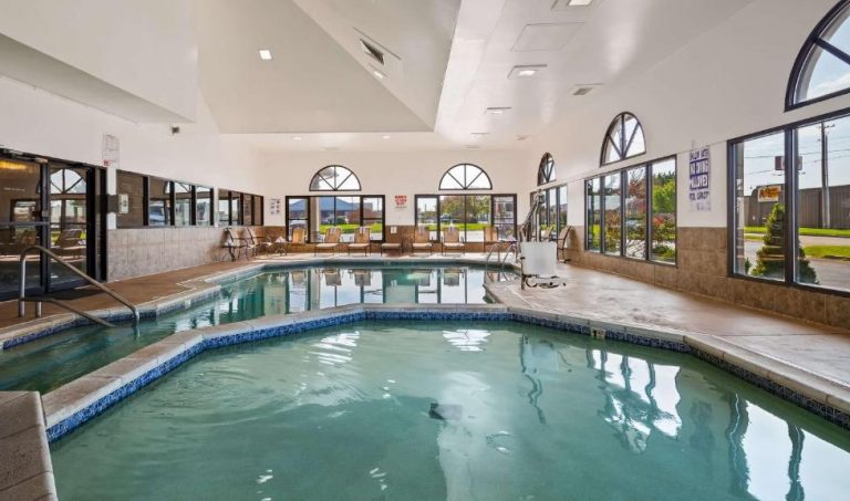 hotel with indoor pool and hot tub in st louis